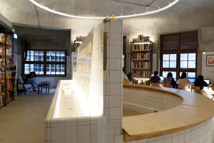 「BATHHOUSE 澡堂區」部分座位是適合Ｋ書的愜意環境