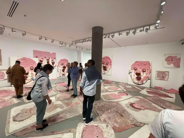 「請踩地上的畫,但不要碰牆上的畫」這個讓人停頓三秒的遊戲規則,正是藝術家的惡趣味——讓參觀者鞋上附帶的灰塵成為畫作的一部分。