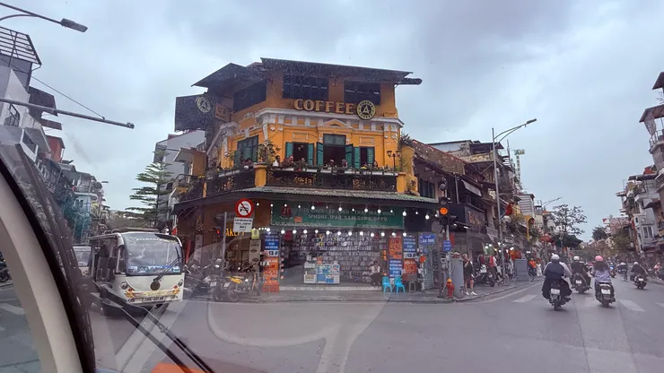 法式建築黃色外牆搭配綠色窗戶