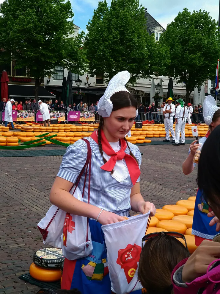 前面手腳快的人還拿到這樣的束口袋