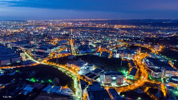 不可見的剝削如何光亮得讓人睜不開眼