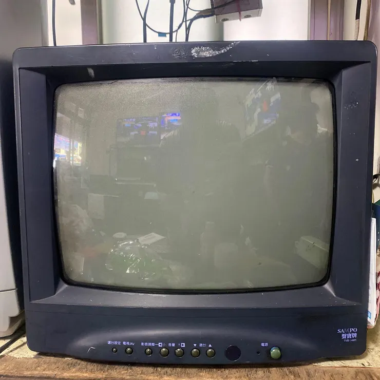 傳統的CRT電視，我還記得大學搬家有搬過…