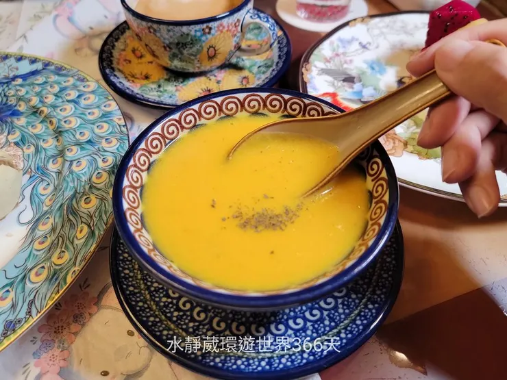 水上明月下午茶也是豐盛華麗，以波蘭濤上菜。