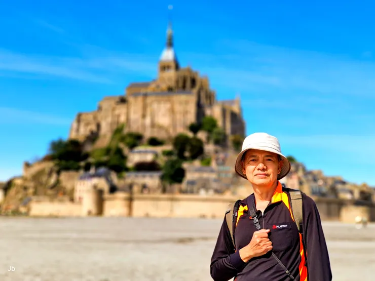 【在聖米歇爾山前留影】