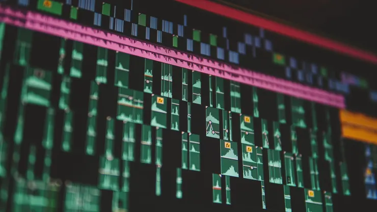 常見的剪接檔案樣子，越多層越多分段就代表剪接越複雜、效果、片段或音效穿插很多