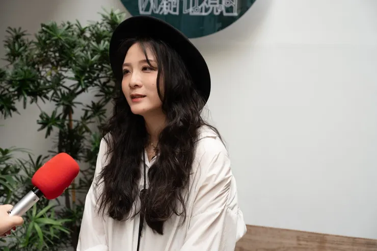 圖說：策展人郭俞霈榮獲美國謬思設計獎與義大利A'設計獎殊榮，連續三年受邀於曼谷設計週展出，並擔任泰國年度設計師獎國際評審，推動臺泰藝文交流。（資源來源：臺南400－「福符永續，多元文化流動祈福計畫」）