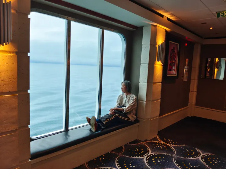 如果不下船，發呆看海也不錯。這是可暫坐休息的公共空間，公海巡航日幾乎是座無虛席。