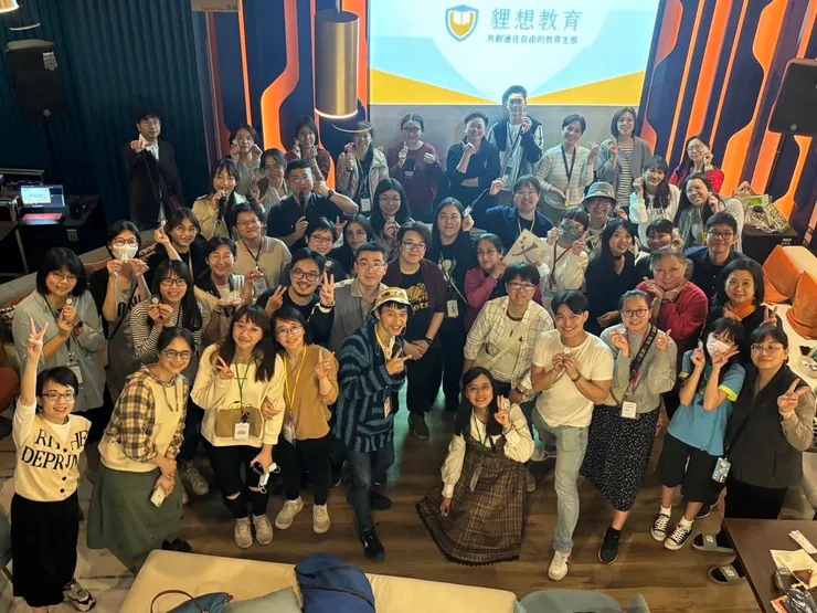 看看👀咱們都選擇各自當下最想表現的姿勢，訴說今晚的貍想樣貌😍