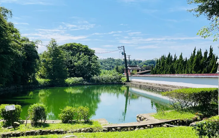 古宅入口處的半月池