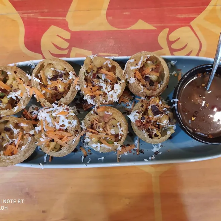 BuLi 用麵粉揉好薄薄的麵皮 下去炸好 裡面成為空心狀 ..需要時加入酸醋醬料 黃瓜絲 蘿蔔絲 洋蔥等 