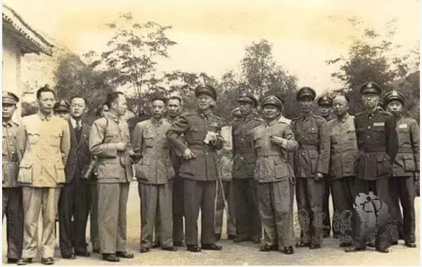 蔣中正（中）視察西安綏靖公署時留影，前右一高個者為盛文。台灣的那些雞毛蒜皮 取自國史館