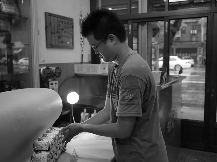 第四代傳人張育銘先生工作側拍(由銘泰茶行提供)