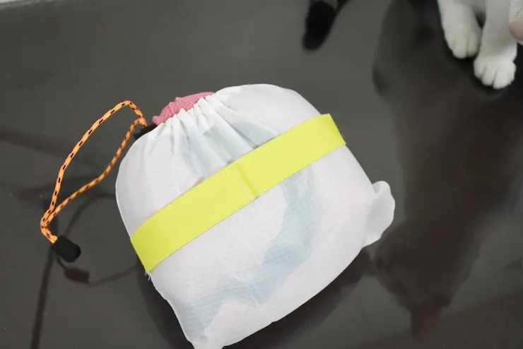 便攜袋背面的小設計可以卡在行李箱上