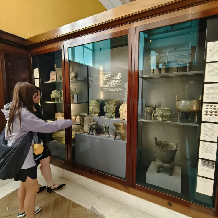 【在某些展櫃前，眼看的是古中國文物、耳聽的是南腔北調的華語，恍然錯覺身在故宮。】