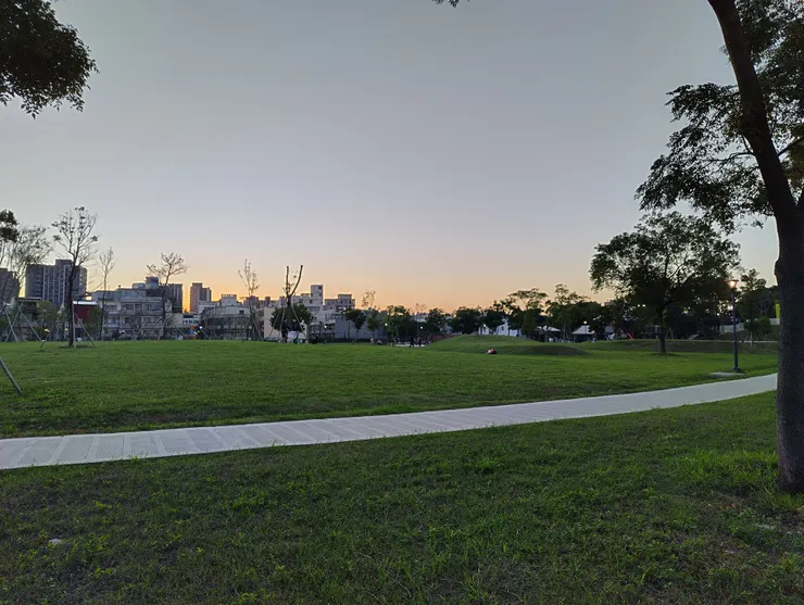 一下車就看到超大的綠地