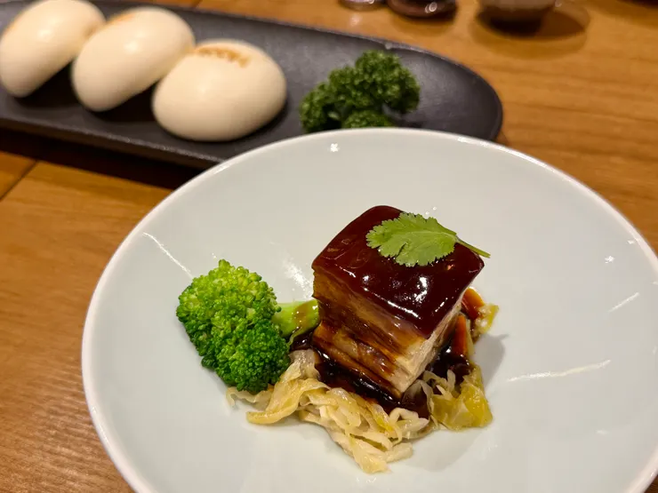 肉料理：黑金東坡肉佐窩窩頭