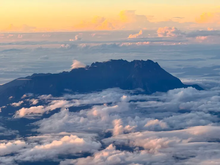 日出時刻，聳立雲海之上的巨大神山山體，是凌晨起飛的返台班機上最美的風景。