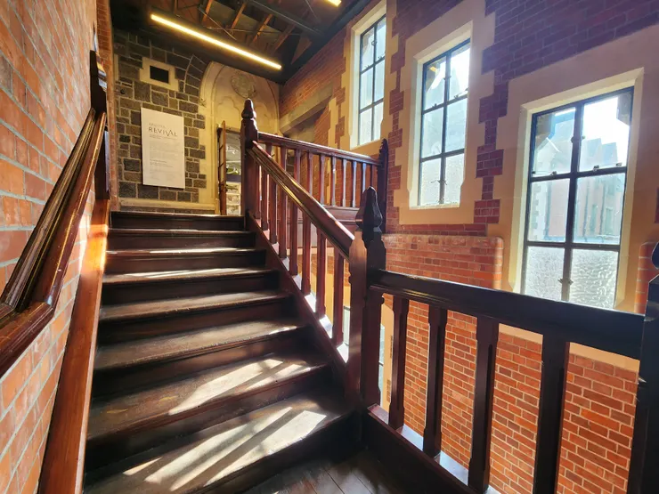 展覽什麼的我其實不太記得了，好像有關於教堂修復的展覽吧！那段印象裡，最深刻的是那天在樓梯間的陽光剛剛好。