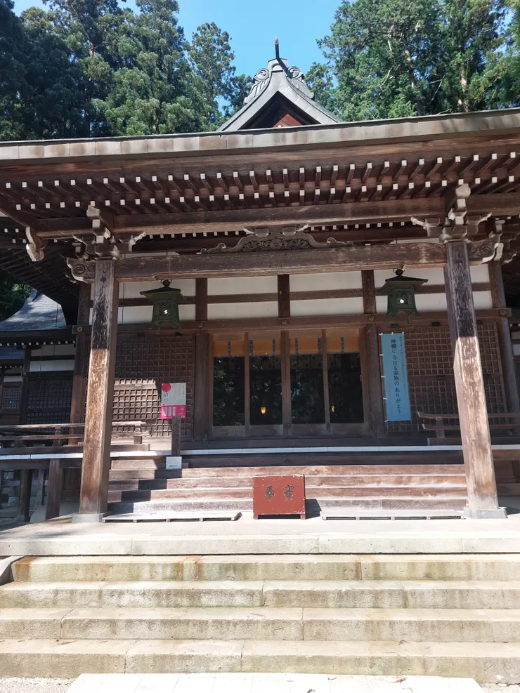 最後再把神社認真拍一次，還可以看到前面有放賽錢箱，非常符合傳統。補充一下，日本人習慣往賽錢箱投五元硬幣喔，因為五元的發音跟結緣很像！