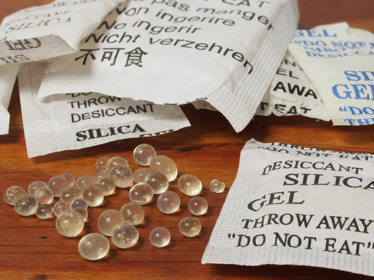 不同材質的乾燥劑提供了不同的吸濕能力和特點