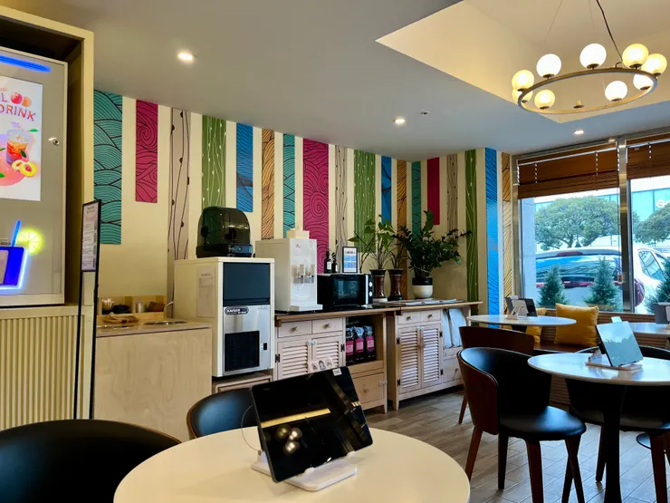 一樓交誼廳有五張桌子，附有飲水器、製冰機、微波爐和垃圾桶