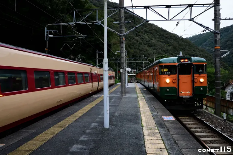 搭乘懷舊的國鐵塗裝電車，來到伯備線走入昭和時代的風景