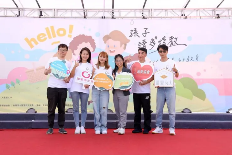 ▲主辦單位(左3)、社會局副局長林淑娥(左4)與公益團體合影。