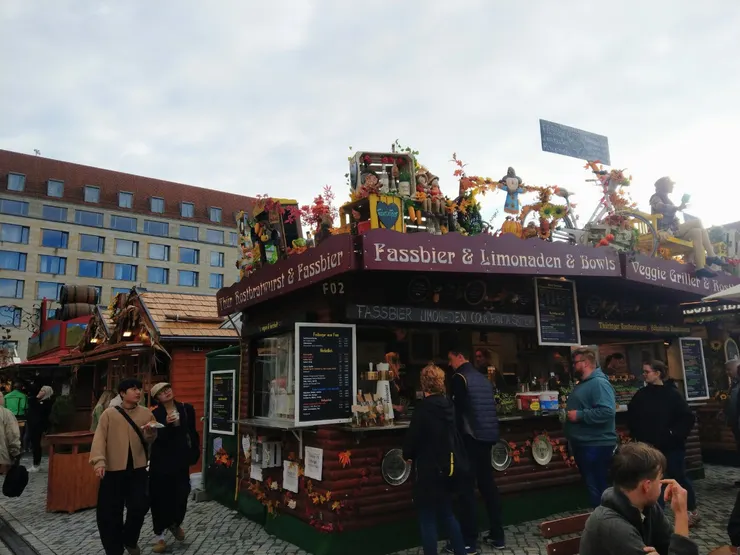 店舖的裝飾爭奇鬥豔