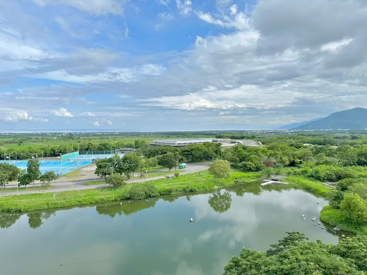 登頂後可以看到圖書館旁邊的靜心湖