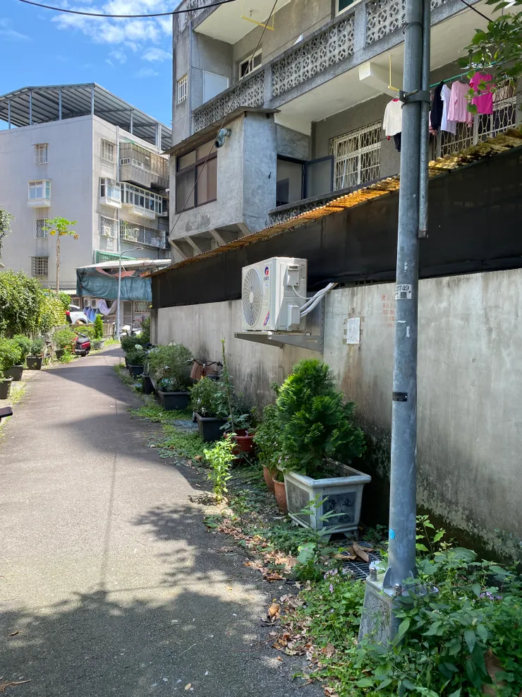 萬盛溪流過萬隆路一段241巷4弄與251巷之間的無名後巷