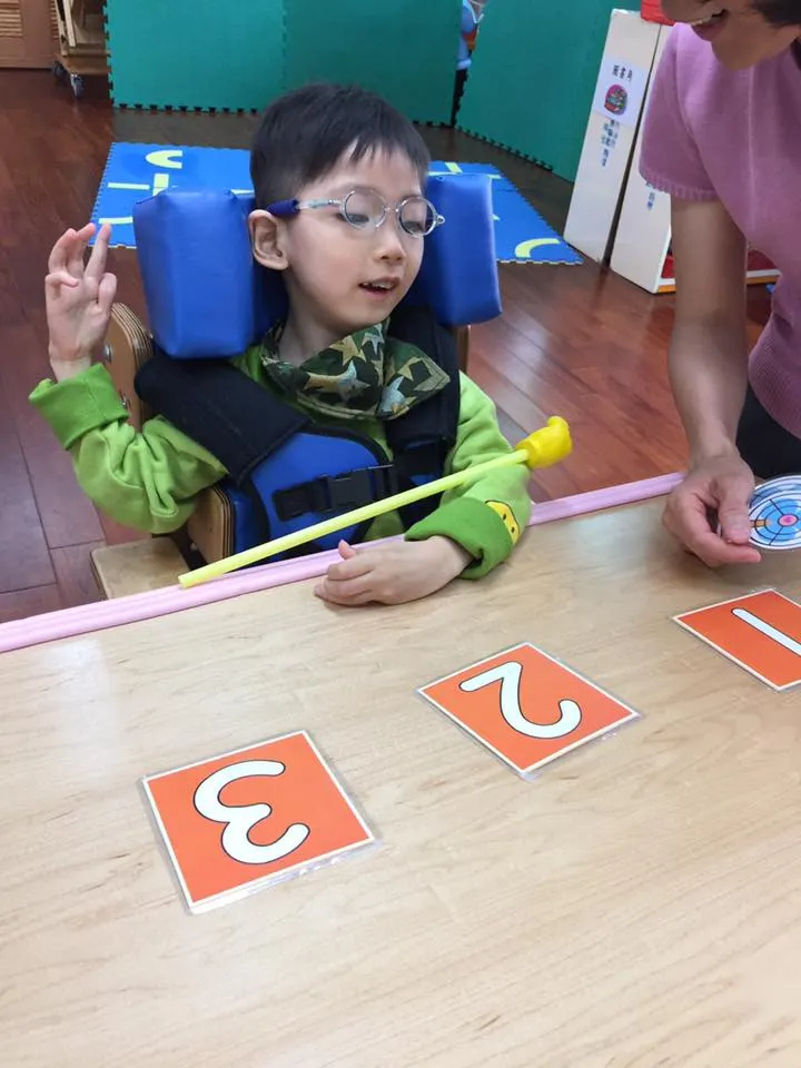 無口語極重度腦麻兒上學需要很多好運，才能好好就學。就讀啟聰時期
