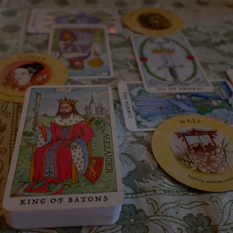 權杖國王眺望著遠方