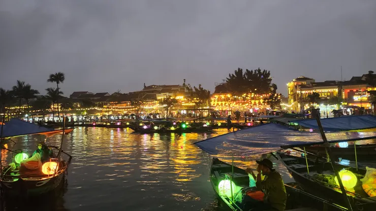 燈光明媚的會安夜景