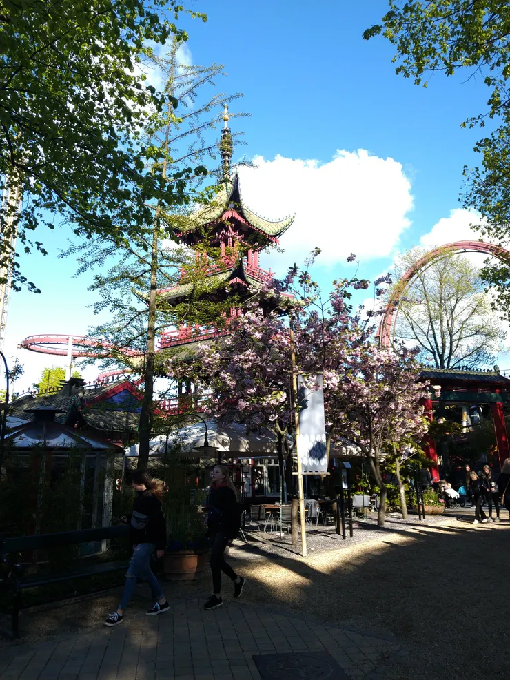 沒想到在摩天輪附近看到東方式的建築