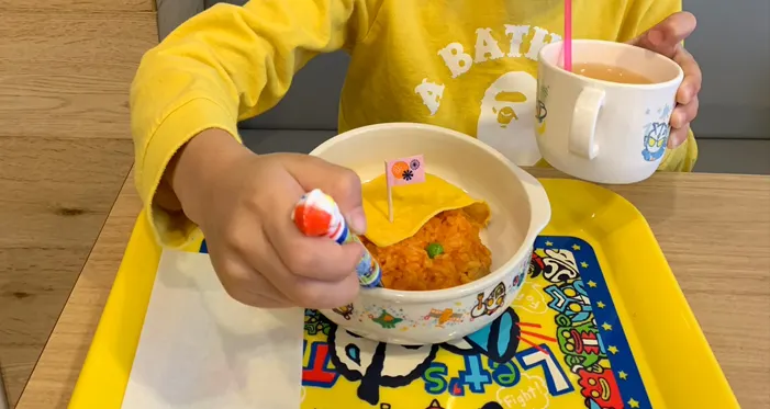 Ultraman Official shop SHOT M78的餐點式好吃的，餐盤、餐具、杯子、叉子都是超能力霸王的喔。而且不貴，兒童餐點還有飲料，換算大約NTD $150的樣子而已。