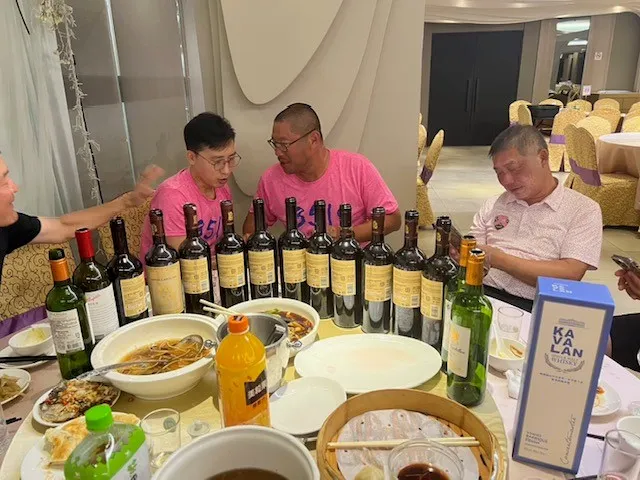 最右邊的Wonderful已經不想理他的秘書Eric了