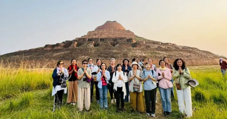 印度朝聖團在古蹟前合影