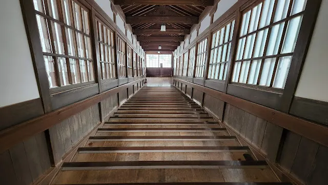 永平寺內部有四個這樣長長的樓梯，配上外面的雪景，確實有些許孤寂感