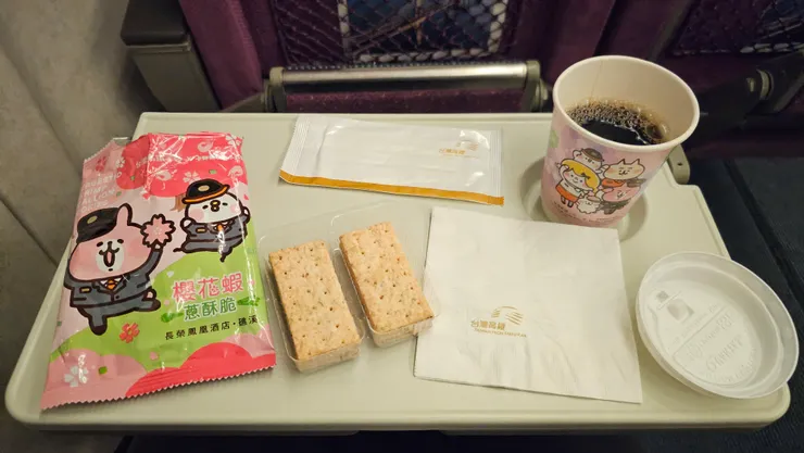 這是高鐵卡娜赫拉彩繪列車商務車廂的點心!餅乾是礁溪長榮鳳凰酒店所製作的!咖啡杯圖案也是卡娜赫拉!