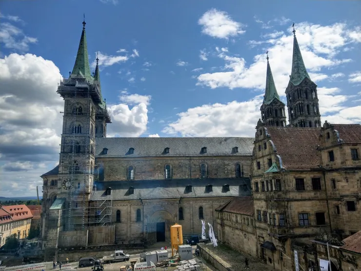 高塔左高後右看得出來嗎?