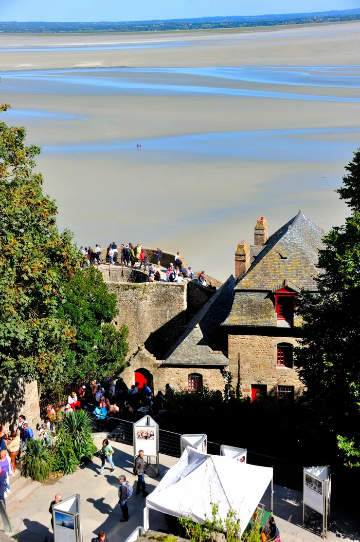 【出了騎士廳，算完成修道院參觀，下山途中眺望海灣。】