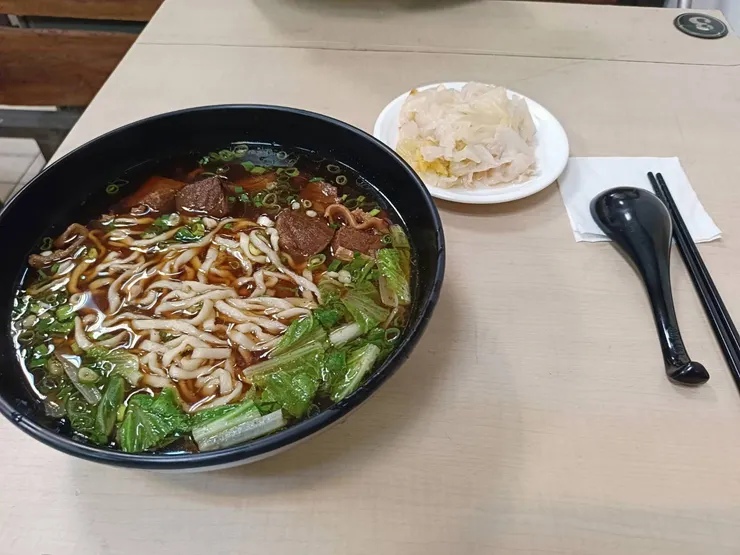 午餐的牛肉麵+梨山泡菜