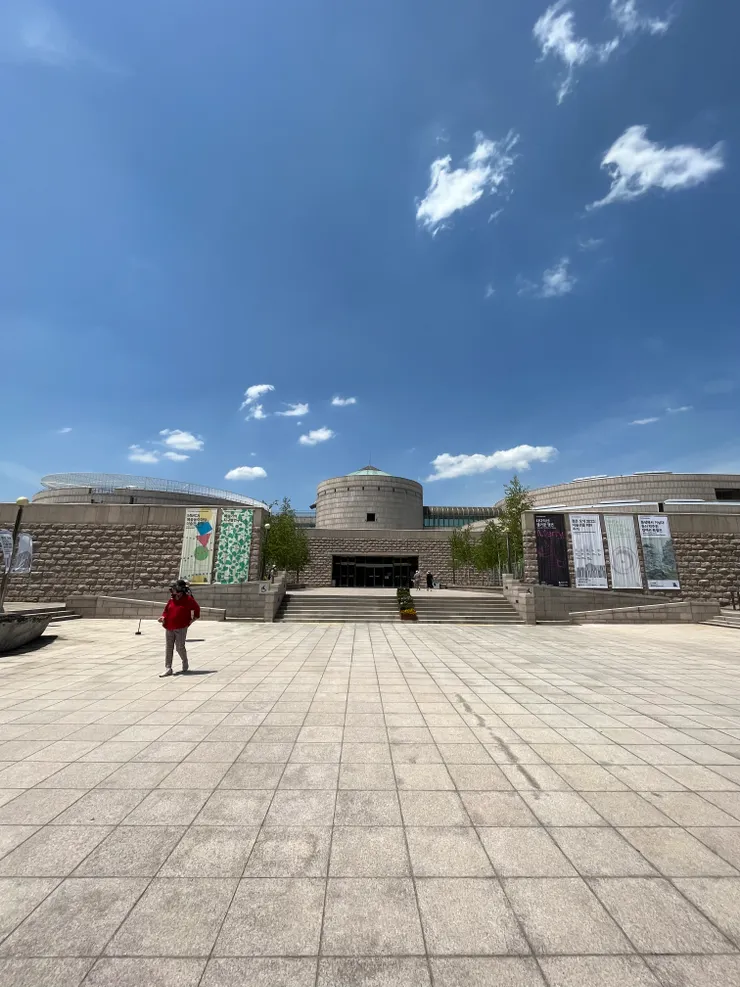 非常有氣勢的現代美術館入口