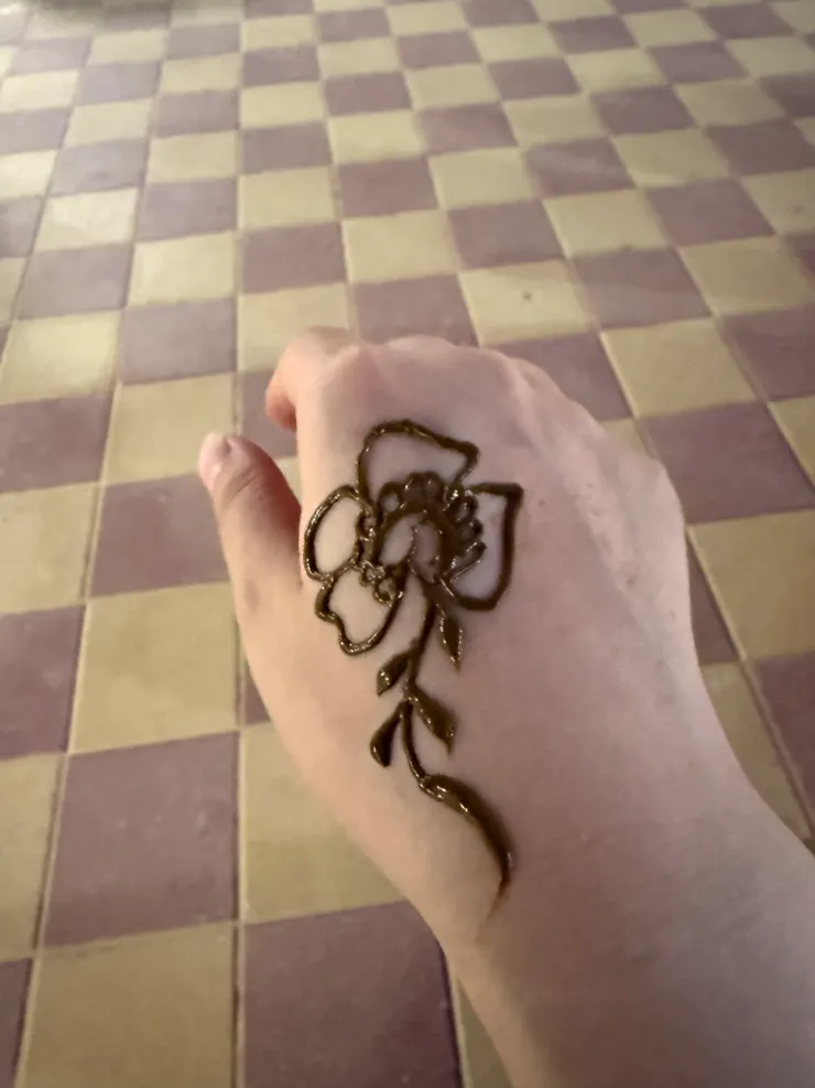 旁邊攤位可以免費畫Henna （有些圖案要加錢）傳說中的2週刺青