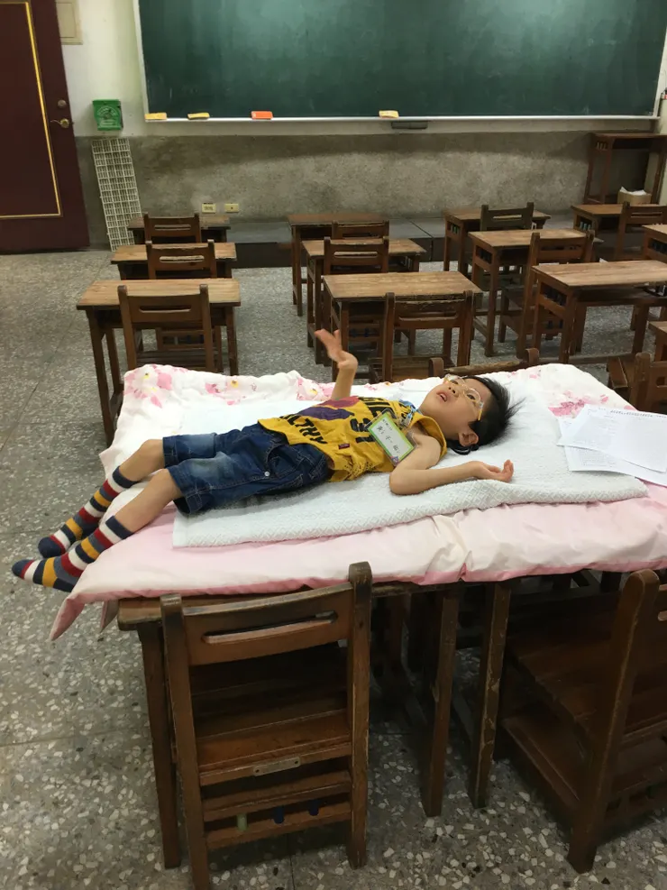 幾張桌子並在一起的更換空間。