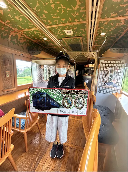 主動借霏霏車長造型的帽子和外套