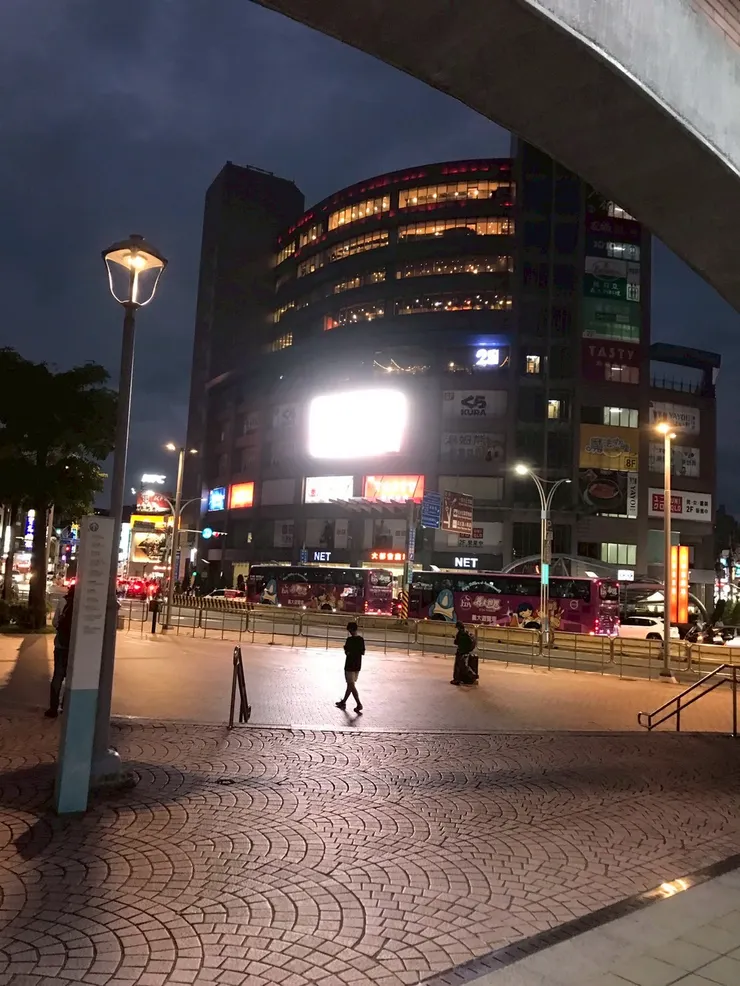 五點半回到淡水捷運站，我們打算到對面大樓的八樓吃魔法咖哩