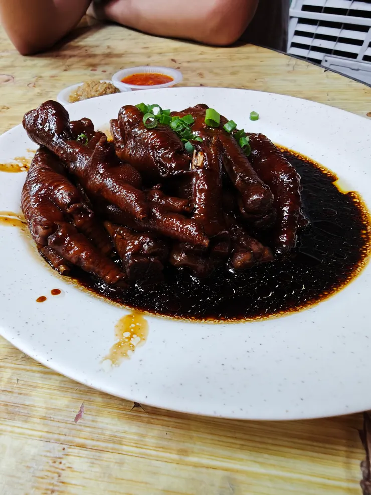 怡保的滷雞腳，膠質豐厚口感飽滿，令人有在吃滷豬腳的錯覺。