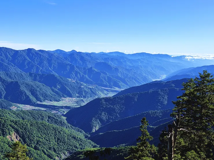 ▲最後一日為了要到宜蘭三星尚獎吃慶功宴，清晨3點起登，越過南湖溪後，沿谷線上攀至木桿鞍部，上稜線後看見的晨曦。