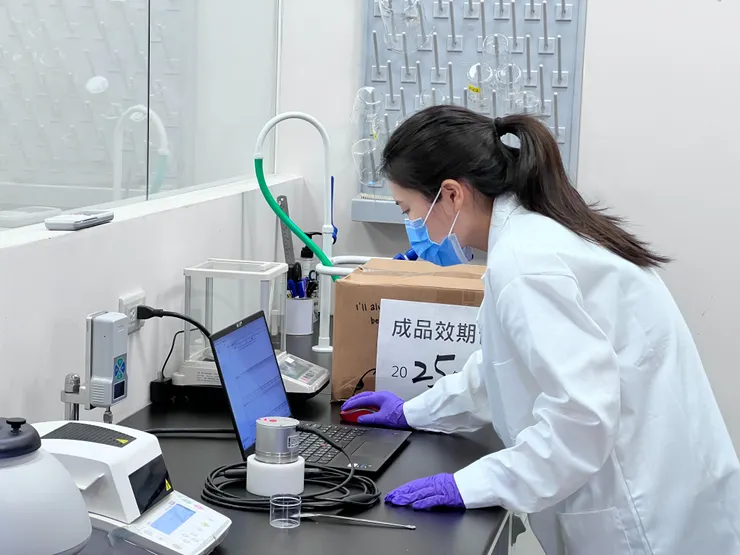 倍力旗下高達近50種寵食與保健品，皆逐批自主檢驗並留存樣本，搭配第三方定期送驗，1年檢驗次數逾3百次。（資料來源：倍力寵物健康食品）